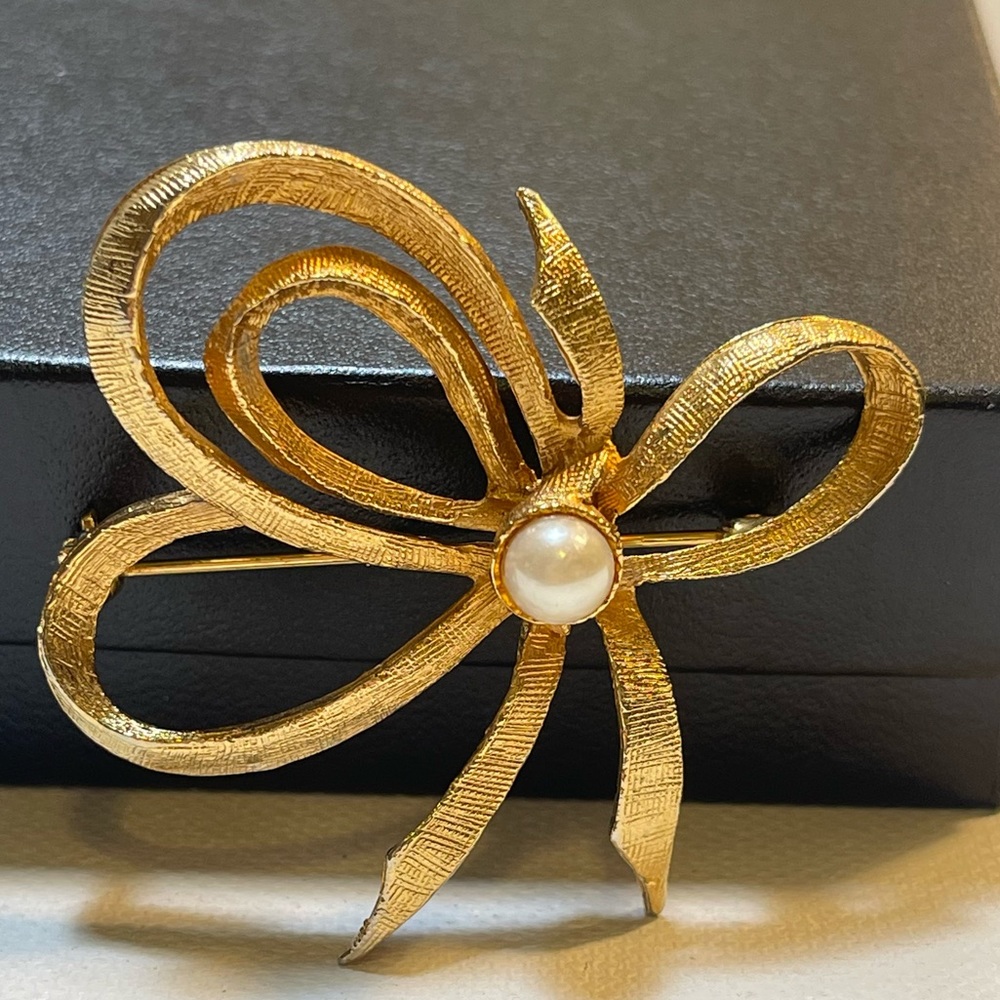 Textured Gold Tone Bow Brooch with Pearl